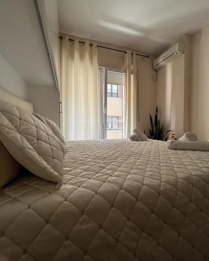 Sindi'S Daily Apartment Дуррес