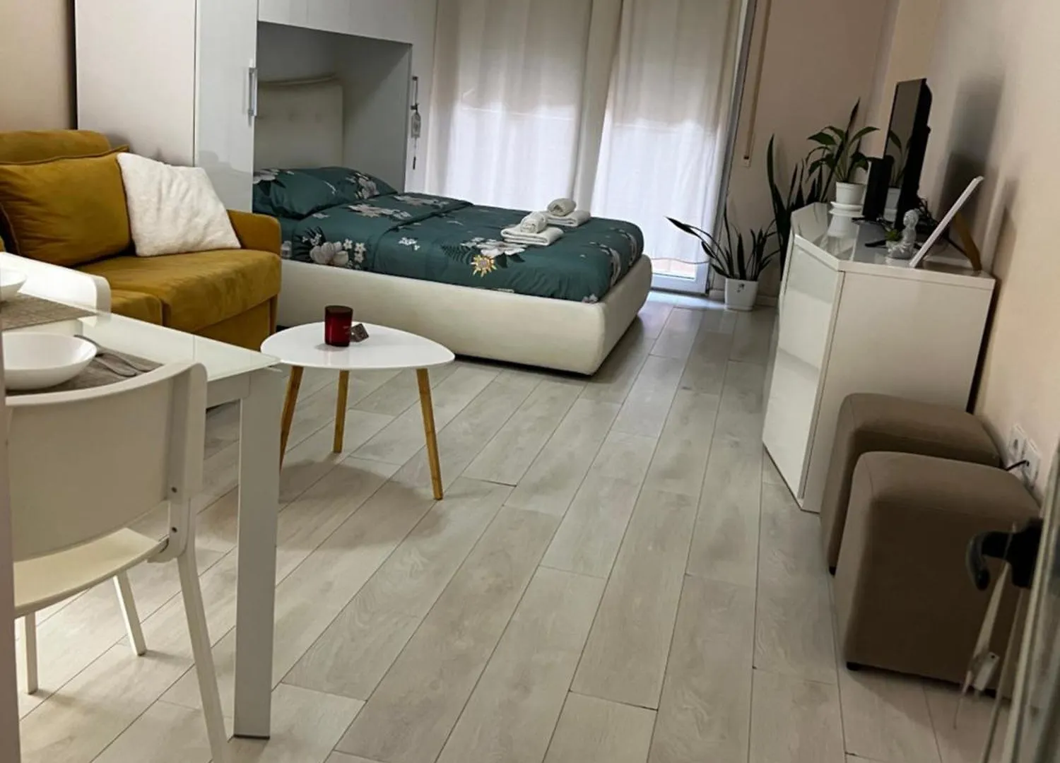Sindi'S Daily Apartment Дуррес